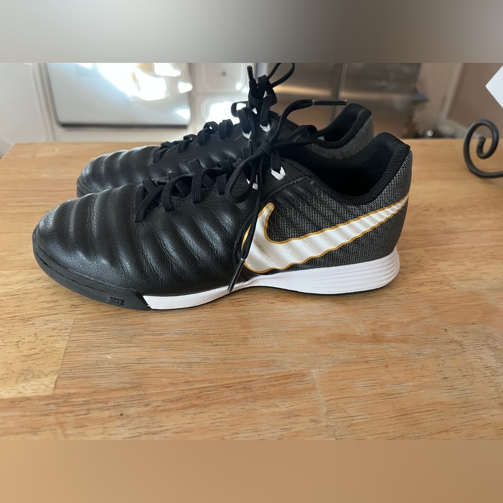 Nike Youth TiempoX Ligera IV Youth Indoor Soccer Shoe 3Y